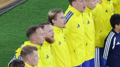 El jugador del Celta Carl Starfelt, con sus compa�eros de selecci�n, en los proleg�menos del duelo entre Suecia y T�nez.