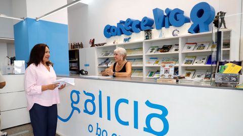 Ana Ortiz haciendo balance del n�mero de visitantes que acogi� Vigo, en la Oficina de Turismo de la ciudad.