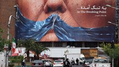 Cartel propagand�stico en Teher�n que alude a Donald Trump y el cierre del estrecho de Ormuz por Ir�n.