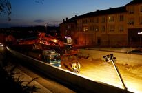 Grandes focos iluminan la zona de la excavaci�n de Conxo para trabajar por la noche. 