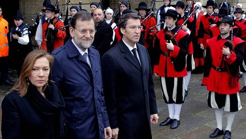 El presidente del Gobierno, Mariano Rajoy, su esposa, Elvira Fernndez, y el presidente de la Xunta, Alberto Nez Feijoo, en el Obradoiro antes del funeral.