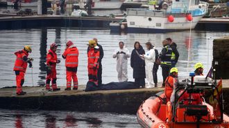 El cuerpo fue trasladado a una rampa del puerto en una lancha de Salvamento Mar�timo.