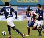 Pablo �lvarez, entre dos jugadores del Numancia.
