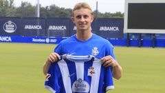 Teun Gijselhart posa con la camiseta del Deportivo durante su presentaci�n como nuevo jugador blanquiazul.