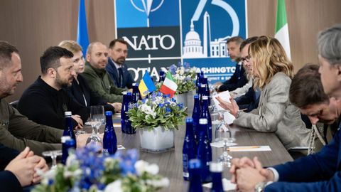 Zelenskiensu reunin al final de las sesiones de trabajo durante la cumbrede la OTAN en Washington.
