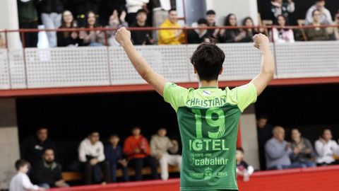 El canterano xovense festeja un gol al San Crist�bal, hace un a�o en el pabell�n del centro c�vico.