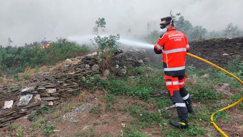 Tareas de extincin en Covelas, Ribadeo