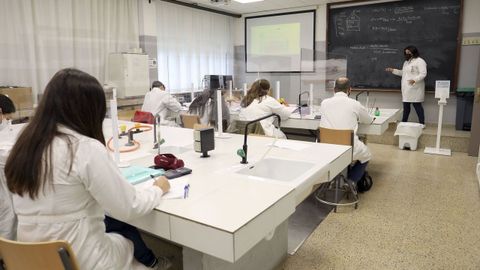 Una clase del ciclo superior de Laboratorio de Anlise e Control de Calidade en la modalidad de FP dual impartida en el CIFP Politcnico de Santiago