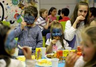 Los ni�os lo pasaron en grande ayer en una fiesta de Eroski.