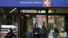 Demandantes de empleo a la entrada de una oficina