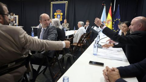 PLENO MOCION DE CENSURA EN EL CONCELLO DE RIBEIRA, DONDE LUIS PEREZ BARRAL ALCALDE DEL BNG CEDE EL BASTON DE MANDO A LA NUEVA ALCALDESA MARIA JOSE SAMPEDRO CANDIDATA DEL PP, PRIMERA MUJER EN ESTE PUESTO.