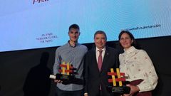 De izquierda a derecha, David Rouco (nieto del fundador de la quesería y tercera generación de la empresa), Luis Planas (ministro de Agricultura, Pesca y Alimentación) y María Cuba (segunda generación del negocio)