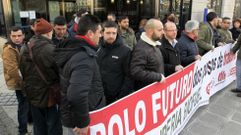 Trabajadores de Masol Iberia ante el edificio de la Xunta. 