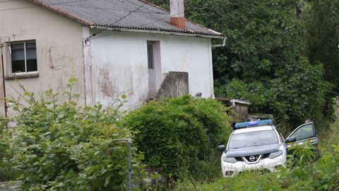 La Guardia Civil, esta ma�ana, ante la casa okupada. 