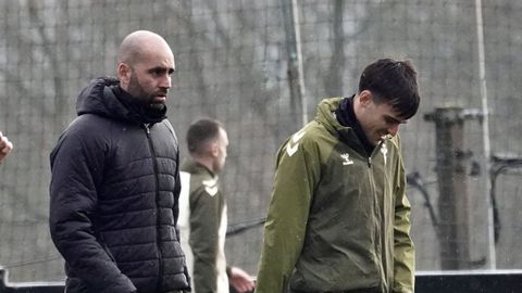 Claudio Gir�ldez y Miguel Rom�n, en un entrenamiento del Celta.