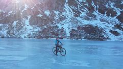 El lago de Saliencia en Somiedo, congelado 