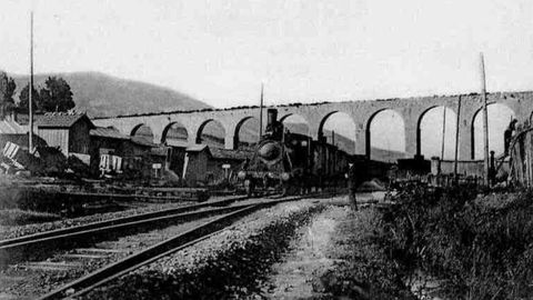 Un tren circula por el antiguo acueducto de Los Pilares, en Oviedo