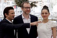 James Gray, en el centro, con los actores Jeremy Brenner y Marion Cotillard.