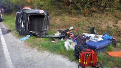 Los bomberos de Barreiros excarcelaron por el maletero a los dos pasajeros heridos del coche volcado en Lourenz�.