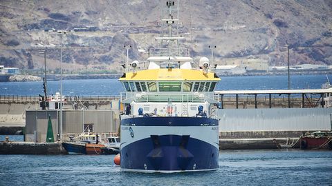 Momento en el que el buque oceanogr�fico �ngeles Alvari�o zarpaba, este lunes, del puerto de Santa Cruz de Tenerife