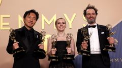 El director Hiro Murai, la guionista Katie Dippold y el actor y productor Matthew Rhys, con sus premios Emmy por �La maldici�n de Widow's Bay�