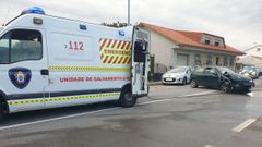Imagen de dos de los tres veh�culos afectados por el choque en Sis�n y de los servicios de emergencias y Guardia Civil personados en el lugar