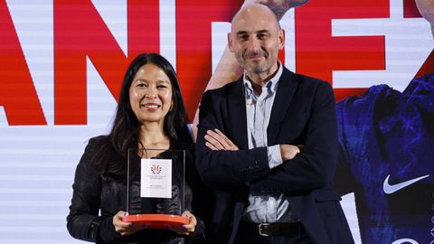 Mae Sarmiento junto a Rub�n Santamarta, director de La Voz de Galicia
