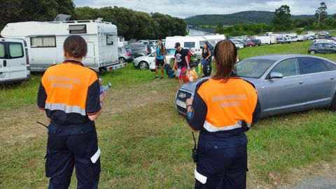 Imagen de archivo de dos voluntarias de Protección Civil en el Festival de Ortigueira.