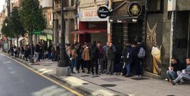 Colas a la puerta de El Desv�n