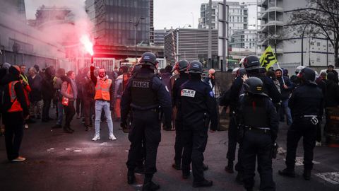 Los miembros de los sindicatos franceses y los empleados de una planta de incineraci�n en huelga bloquean la entrada de la planta para protestar contra la ley de reforma de las pensiones en Ivry-sur-Seine, en las afueras de Par�s.