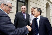 Agust�n Hern�ndez saluda a Ca�izo en presencia de Parga Veiga y Fern�ndez Mir�s.