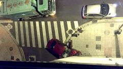 El coche se estrell� contra la esquina de una edificio en Lugo.