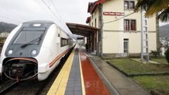 Paso de un convoy por la estaci�n de ferrocarril de San Clodio-Quiroga