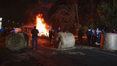 Han encendido fogatas para pasar la noche