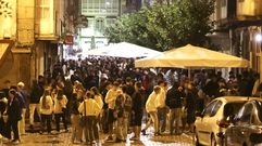 J�venes en la calle Pardo Baixo disfrutando de la noche el pasado domingo, cuando se puso el broche a las fiestas de verano.