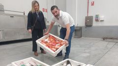Cristina Prieto y su marido, �scar Loureiro, de la empresa A Tra��a, en la subasta de pescado del d�a de la lonja de Cedeira.