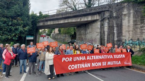Los vecinos cortaron la carretera bajo el viaducto del tren en Cortin, en el municipio de Bergondo.