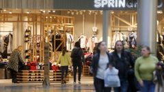  M�s ofertas en Ode�n. Ayer se rebajaron a�n m�s cientos de art�culos en un centro comercial que se asegura p�blico con el mal tiempo, seg�n explican los dependientes.