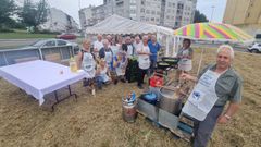 Los vecinos de A Piringalla, Lugo, adem�s de prepar las fogatas, tambi�n se han puesto a cocinar unos pimientos y los becerros para su popular Festa do Becerra � Espeto.