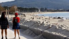 Este invierno,�Samil padeci� la influencia de las consecutivas borrascas y�en febrero la arena se comi� el nuevo paseo de la playa. La duna avanz�, intentando recuperar terreno que ahora se encuentra asfaltado.