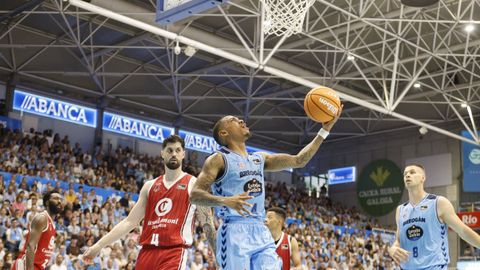 DeWayne Russell penetra a canasta ante Santi Yusta en el Pazo dos Deportes de Lugo en la jornada 34 de la Liga Endesa 2025-2026.