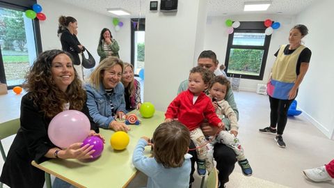 La directora general de Centros, Red 0-3 y Ense�anzas Profesionales, Cristina Blanco; la consejera de Educaci�n, Lydia Espina y la directora de la escuelina Los Esguinos, Olga Calv�n, con un padre y tres alumnos