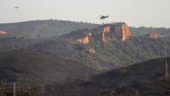 Dos helicpteros, este lunes trabajando sobre la zona afectada en el espacio natural de Las Mdulas.
