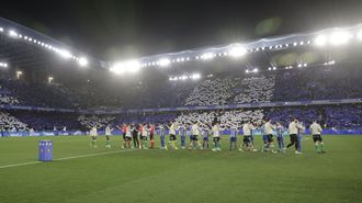 Mosaico blanquiazul en Abanca Riazor en los proleg&oacute;menos del Deportivo-Racing de Santander