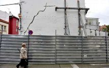 <span lang= es-es >Aprobada la demolici�n de un edificio en ruinas</span>. El gobierno local aprob� ayer la demolici�n del edificio en ruinas entre la calle Santos y la Alegre. Los trabajos costar�n 28.262 euros.