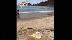 Un conocido presentador se esconde tras esa toalla amarilla