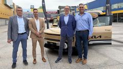 coches.De izquierda a derecha, Isidoro Mart�nez, de la Xunta; H�ctor Prego, de la AEAE; Marcos Vanella, de Kia, y Domingo G�mez, vicepresidente de Radio Taxi Coru�a.