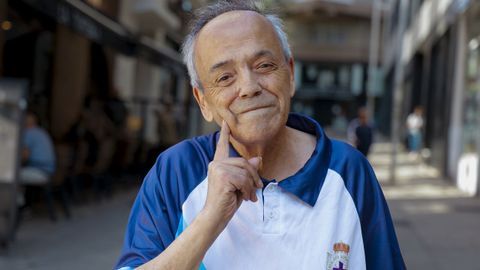 Ca�ita, en la calle A Gaiteira de A Coru�a, en la que pas� parte de su infancia. �Esta es mi cara de pose�, explica poniendo en el dedo en la cara