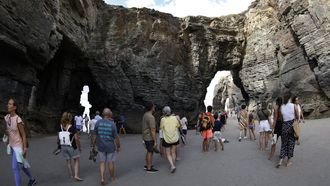 La playa de As Catedrais se puede visitar en septiembre sin tanta afluencia de gente como se da en agosto, cuando se agotan las entradas a diario