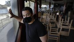 Alixon Smith trabaja en el Preludio, que mantiene el servicio de comida para llevar